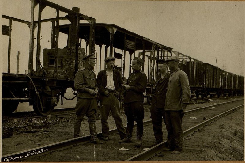 Image: At the Kopys station, the members of the commission talk with local residents, who tell about the successful raids of our aviation. From left to right Lieutenant Colonel Baleev, Burinsky Ivan Petrovich, Lieutenant Colonel Pshenyanik, Milgo Konstantin Anatolyevich and Ershov Dmitry Ilyich