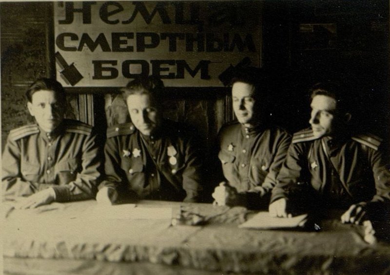 Фотография: Партийная комиссия при Политотделе спецчастей 2-го Прибалтийского, ныне Ленинградского фронта (слева направо) майор Кравцов, майор Клыков (ответ. секретарь), майор Дьяченко и майор Воинов