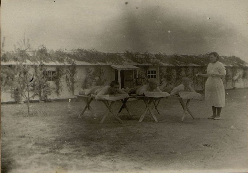 Фотография: В батальоне Выздовавливающих: лечение солнцем