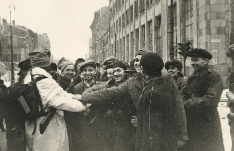 Residents of Warsaw meet the Red Army and the First Polish Army