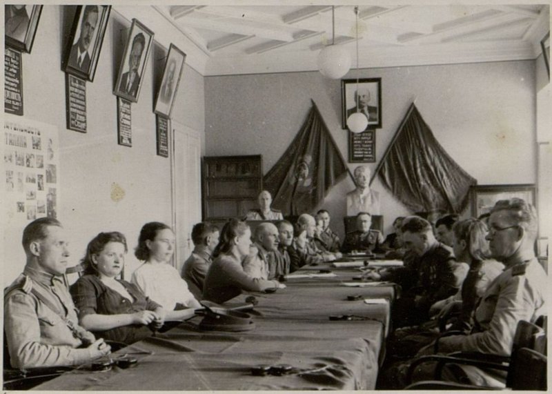 Фотография: Партийное собрание