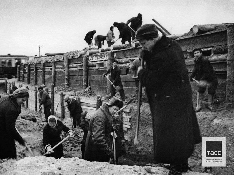 Жители города на строительстве укреплений на Можайском шоссе в ходе битвы за Москву