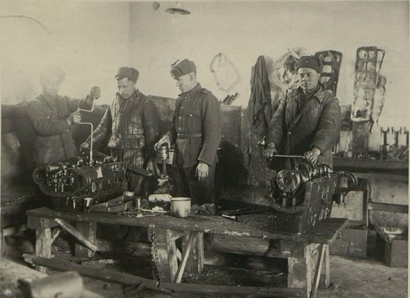 Фотография: Монтаж ЗИС-овских моторов