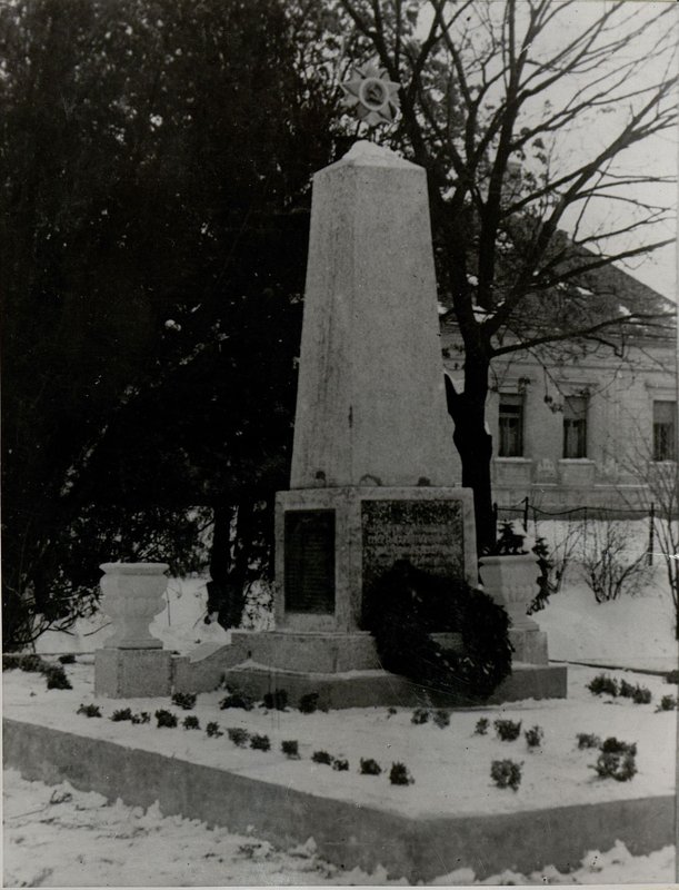 Image: Town of Sharvar. Monument-monument on a separate mass grave