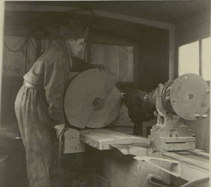 Фотография: Шлифовка ГАЗовского коленвала сержант Вахнович выполняющий план на 150 %