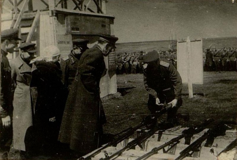 Фотография: Вручение оружия О.Д. Ромашко