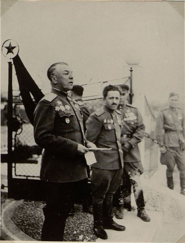 Фотография: с. Поттшах. Выступление гв. генерал-майора тов. Цветкова на траурном митинге на кладбище