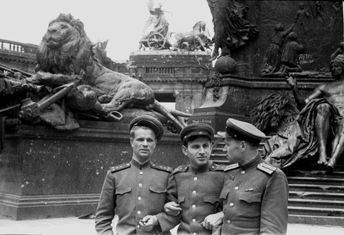 Советские офицеры осматривают достопримечательности Берлина