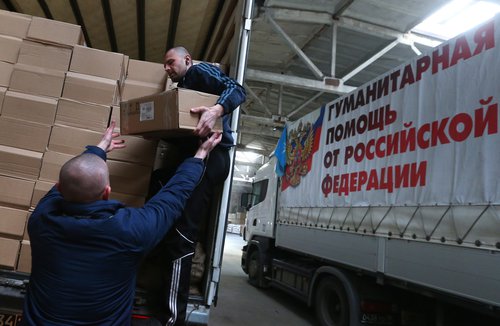 Шестнадцатый гуманитарный конвой для жителей юго-востока Украины прибыл в Донецк. Разгрузка грузовика шестнадцатого гуманитарного конвоя МЧС РФ для жителей юго-востока Украины на одном из складов