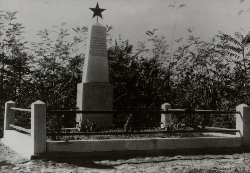 Фотография: с. Миндсент. Памятник-монумент на отд. братской могиле