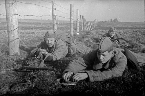 Советские саперы за разминированием местности на одном из участков Западного фронта