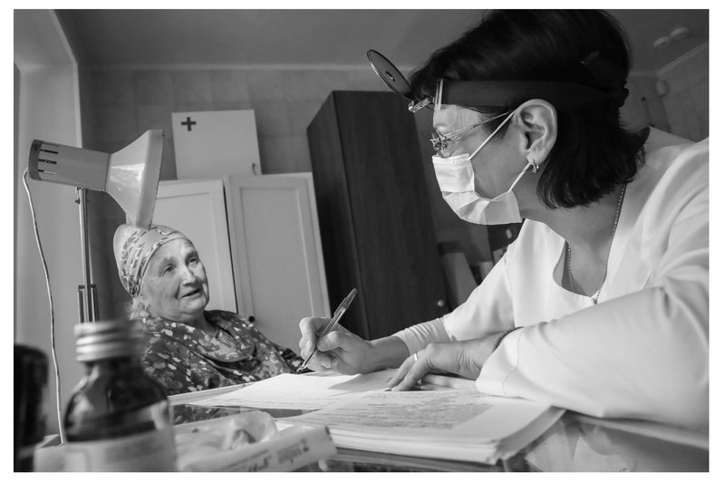 Medics from the Kursk Regional Clinical Hospital are conducting outreach examinations of refugees from border areas at temporary accommodation sites in the region.
