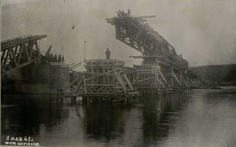 Фотография: Накатка ферм консольным краном на м. через реку Одер