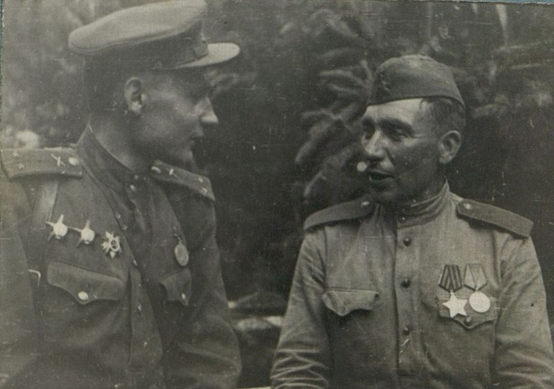 Фотография: Старший лейтенант А. Грищенко и автоматчик Н. Богатырев