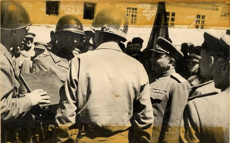 Фотография: От имени Верховного Совета СССР командир корпуса вручает правительственные награды солдатам и офицерам Американской Армии