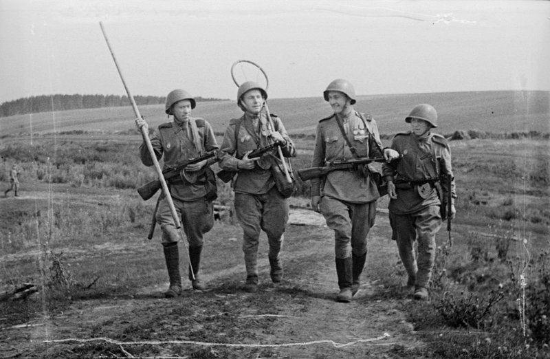 Sappers Guards Red Army soldier K. Nikitin, Guards Lieutenant Tivilev, Guards Specialist Gornukhin, Guards Red Army soldier Klemin