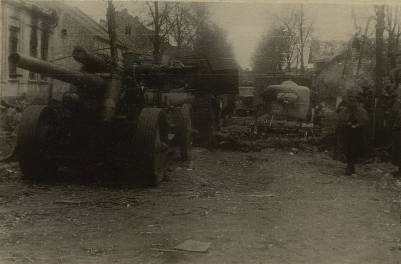 Image: 150 m / m gun with a tractor and other enemy equipment, destroyed on 28 April 1945 in the village of Halbe southeast of Berlin