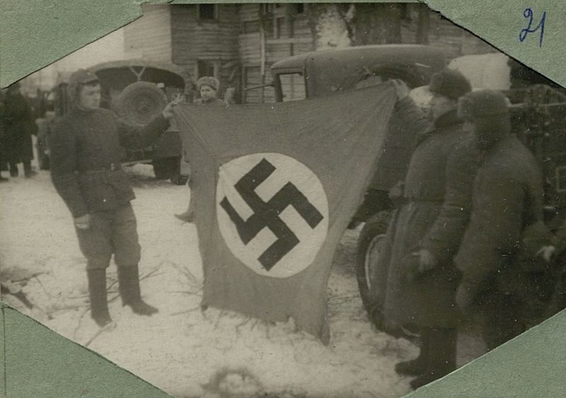 Фотография: Знамя немецкой части, разгромленной под г. Калинин частями товарища Степаненко