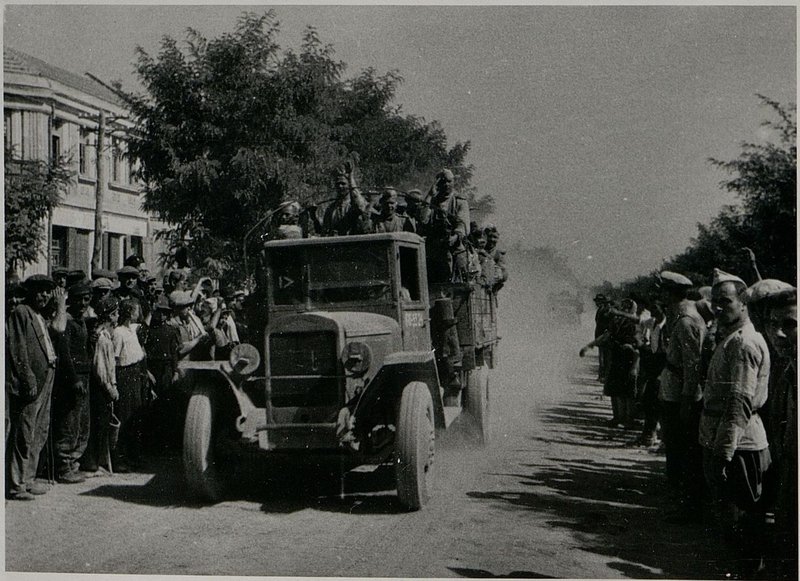 Фотография: Марш по земле Болгарии сентябрь 1944 г.