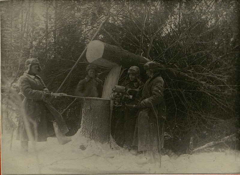 Фотография: Устройство лесных завалов II инж. ротой 14.XII.1941 года с помощью мотопилы