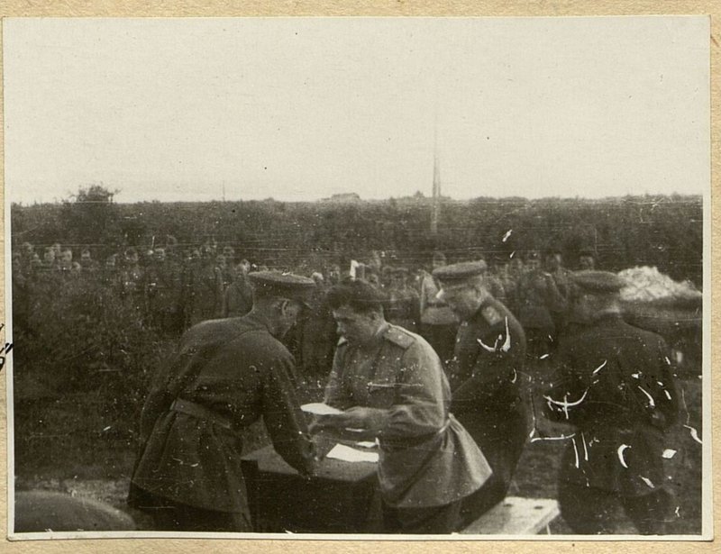 Фотография: Вручение членом Военного Совета Ленинградского фронта генерал-майором товарищем Соловьевым медали "За оборону Ленинграда" частями бригады после торжественного открытия моста