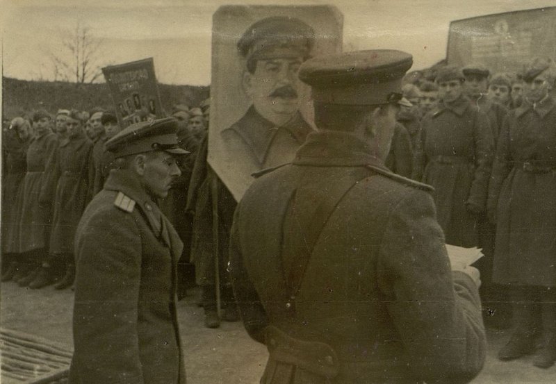 Фотография: Комсомольцы и молодежь пишут письмо товарищу Сталину