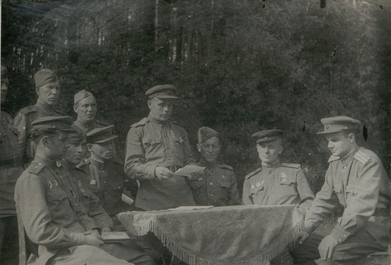 Фотография: Заседание партийного бюро 1160 стрелкового Минского ордена Суворова полка. Докладывает парторг полка майор Иванов. Первый справа заместитель командира полка по политчасти майор Стоноженко