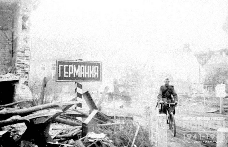Пограничный столб с надписью "Германия" (на русском языке) на улице разрушенного в ходе боев немецкого города