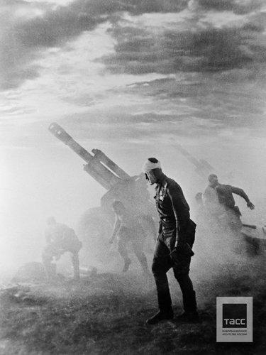 На артиллерийской позиции 2-го Белорусского фронта, 1944 г.