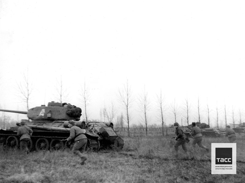 Во время наступления советского танкового десанта
