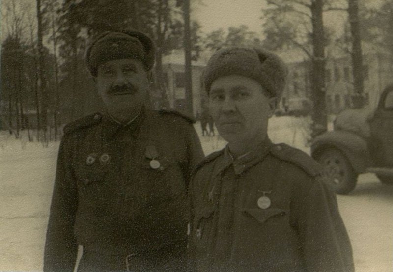 Фотография: Лучшие санитары госпиталя Белозеров и Леванов