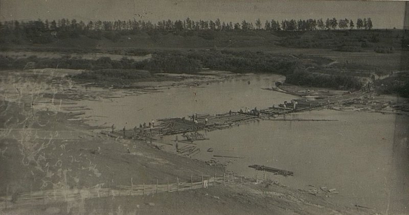 Фотография: Строительство наплавного моста через реку Ловать.