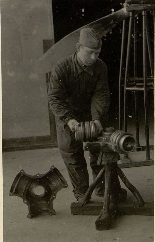 Фотография: Сборка втулки винта после ремонта. Работу выполняет красноармеец Коготков