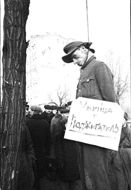 На улице освобожденного города (Украина)