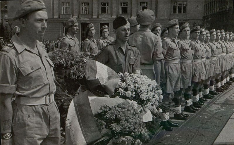 Фотография: Солдаты английской армии перед возложением венка на памятник