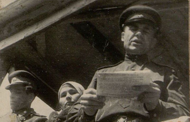 Фотография: Вручение оружия О.Д. Ромашко