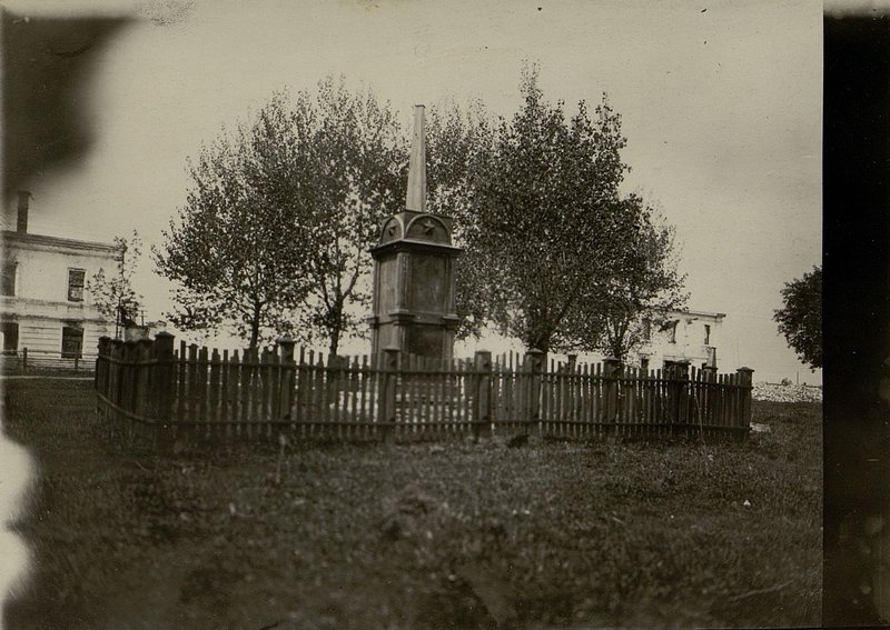 Image: Monument to the soldiers of the Soviet Army who died on September 17, 1939 while crossing the Polish-Soviet border during the Soviet Army's offensive. Drissa town of Polotsk region