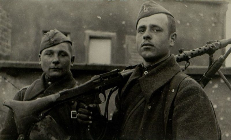 Фотография: Отважные пулеметчики герои боев за город Виттенберг. и Эльбу рядовые Пащинин и Гонтаров