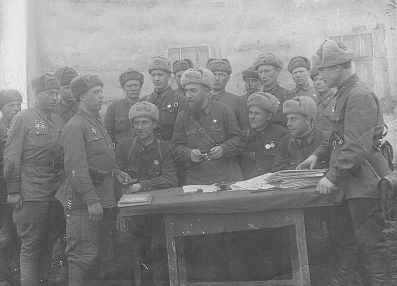 Вручение партбилетов бойцам 354-й стрелковой дивизии. 1942 г.
