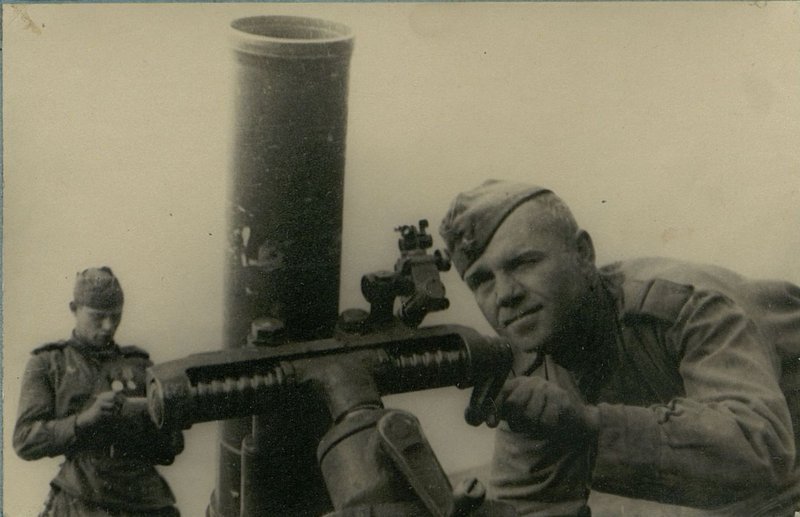 Фотография: Минометчики: сержант Н. Дмитриев и Младший сержант Н. Желтов