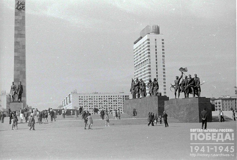 Обелиск и скульптурные группы скульптора М.К. Аникушина на площади Победы в Ленинграде