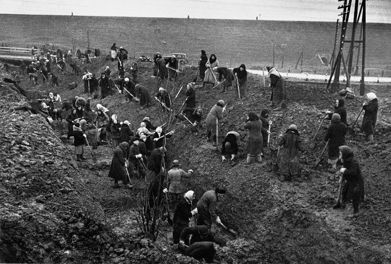 Рытье противотанковых рвов под Москвой. 1941 г.