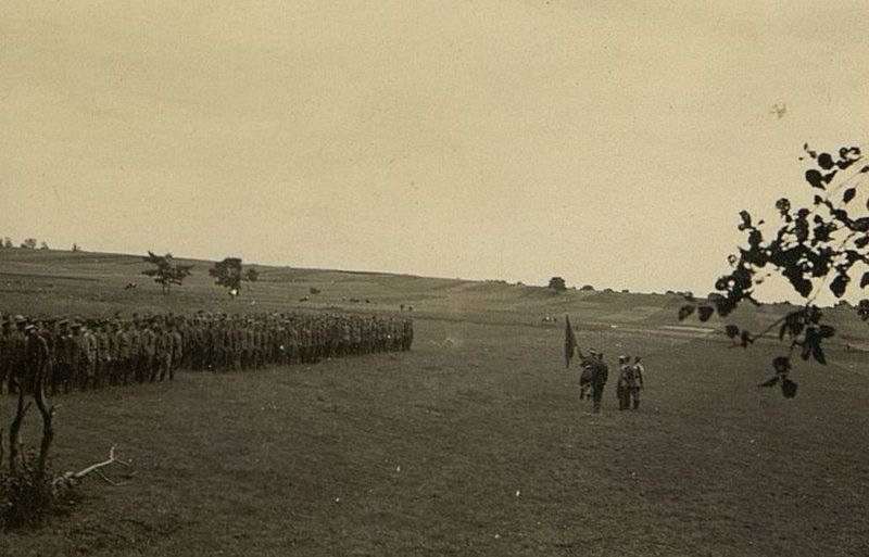 Фотография: Командир бригады полковник Яковлев В.А. вручает знамя командиру батальона майору Ремизевичу Н.А.