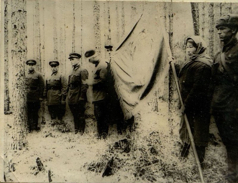 Фотография: Вручение переходящего Красного Знамени представителями Бурят-Монгольской АССР