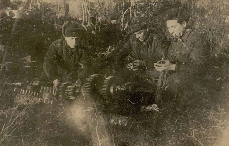 Image: Repair of the gearbox of the T-34 tank in the field. District - Tofte, 7th Guards Tank Brigade