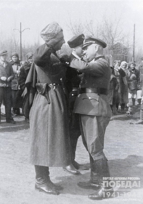 German officer is awarding volunteers serving in the German army