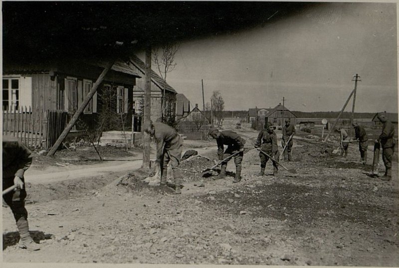 Фотография: Саперы на одной из дорог в г. Жидикяй Литовской ССР