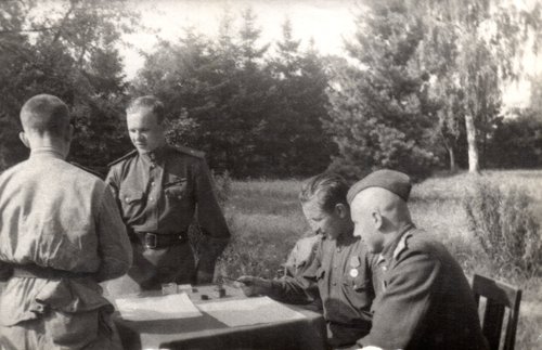 Вручение комсомольских значков. Германия, г. Берлин, май 1945 г.