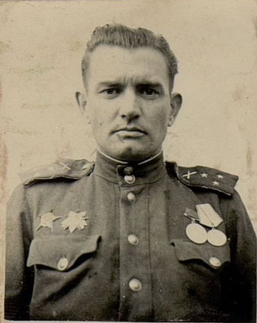Фотография: Старший лейтенант Каменев Н.Б. Комсорг полка. Комсомольская организация под его руководством воспитала многих молодых воинов преданных Советской Родине, которыми пополнялась наша большевистская партия в Отечественной войне.