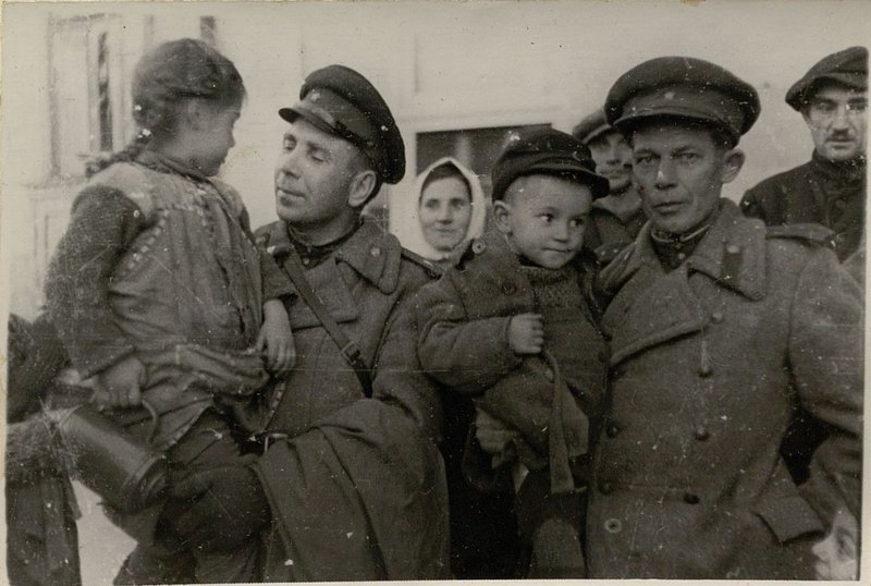 Image: Young residents of the city of Suvalki in the hands of the liberators